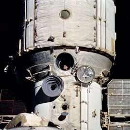 591px-Cosmonaut_Polyakov_Watches_Discovery’s_Rendezvous_With_Mir_-_GPN-2002-000078