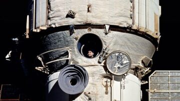 591px-Cosmonaut_Polyakov_Watches_Discovery’s_Rendezvous_With_Mir_-_GPN-2002-000078