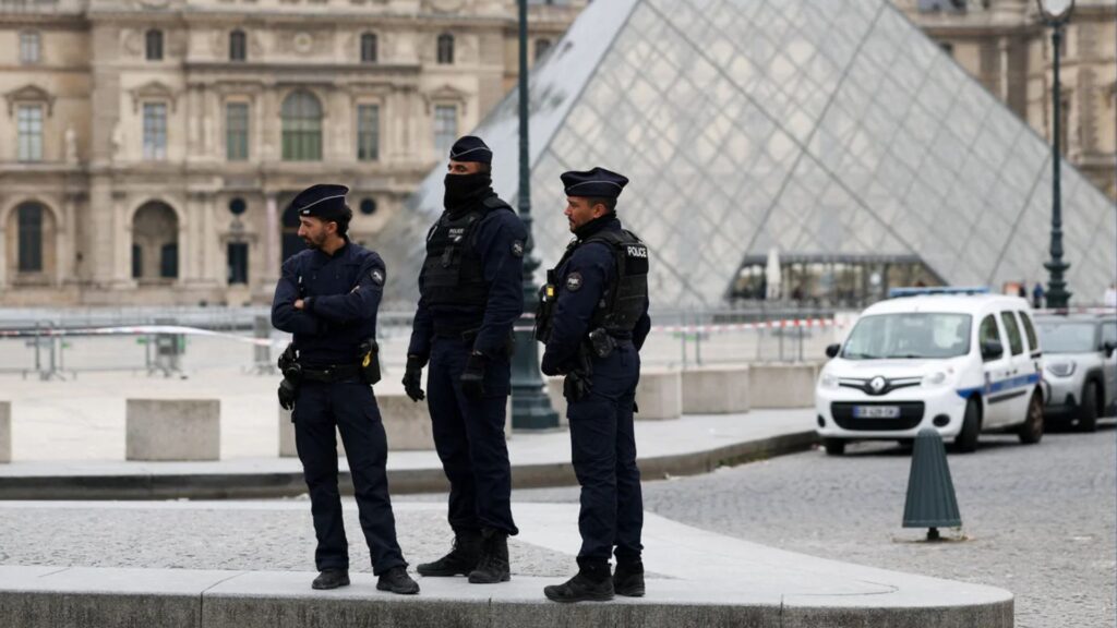 Louvre heist: hunt on for thieves after eight ‘priceless’ jewellery pieces stolen